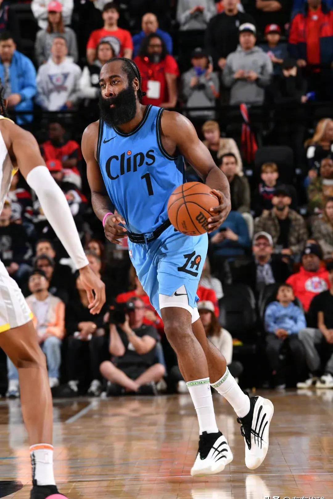 开云-哈登在阿森纳比赛中重要助攻，晋级下一阶段引发热议！